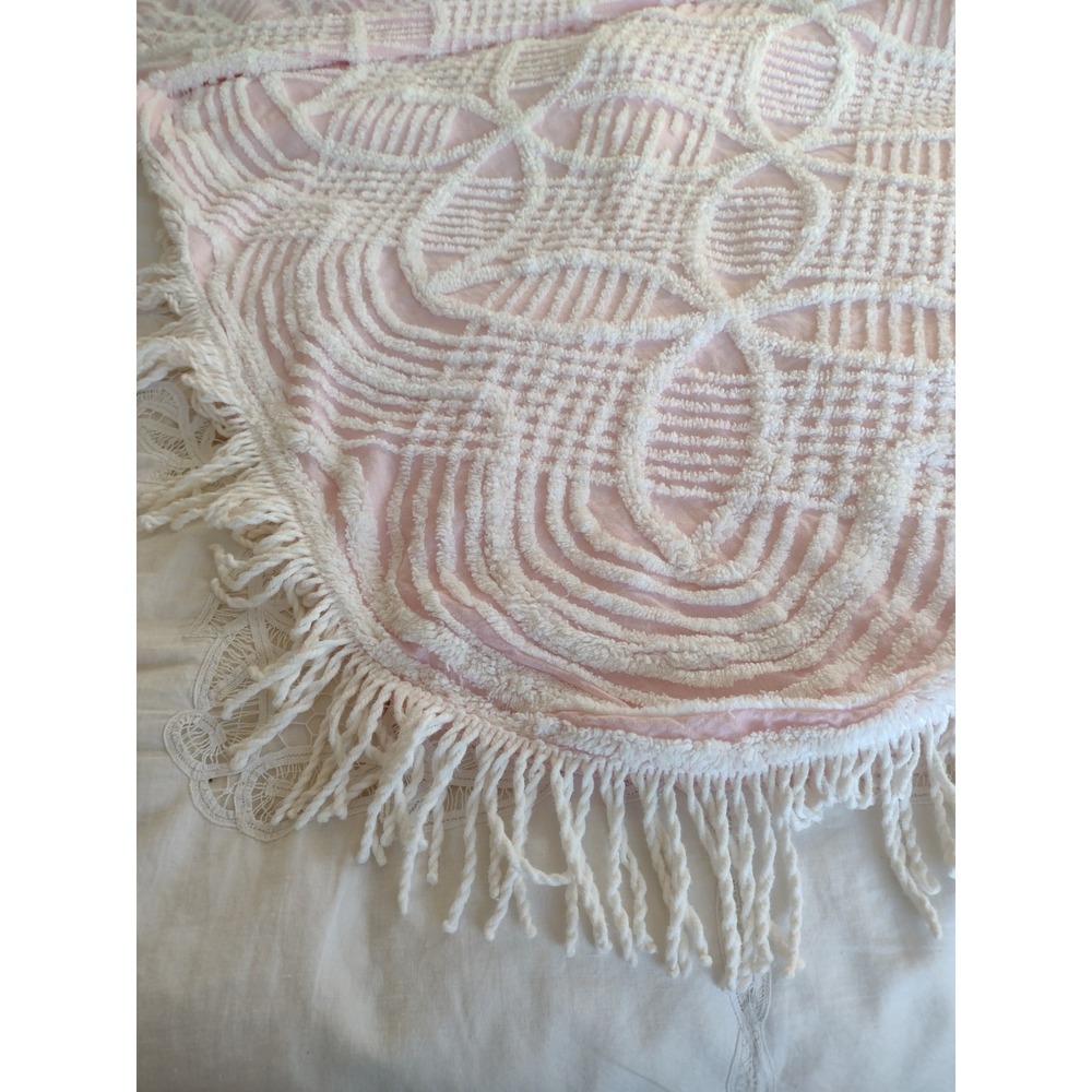 Vtg Chenille Bedspread Baby Pink White Wedding Ring Fringe MCM 50s 60s 74x98 - Picture 7 of 11